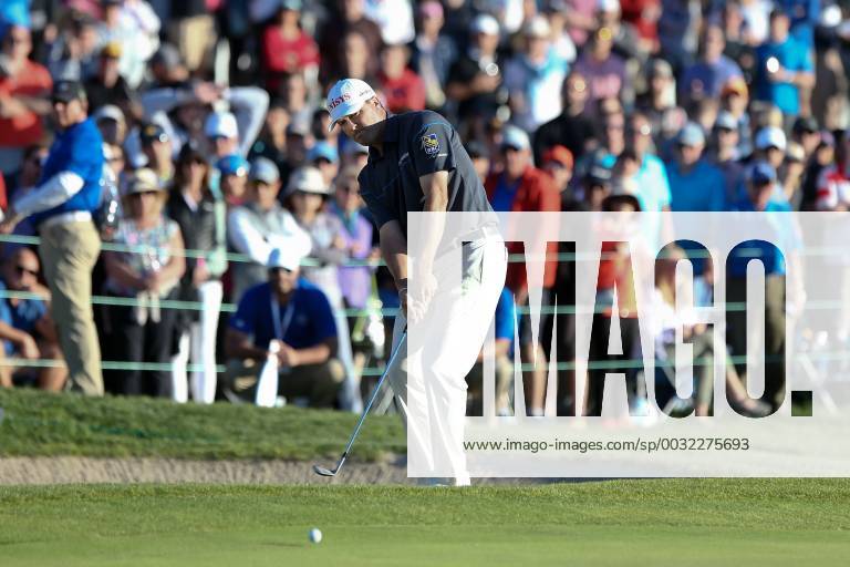 San Diego, California, United States - Ryan Palmer chips on to the 18th green during the third round of the 2018 Farmers Insurance Open at Torrey Pines GC. Golf 2018: Farmers Insurance Open - Round 3 - ZUMAw109 20180127_zap_w109_112