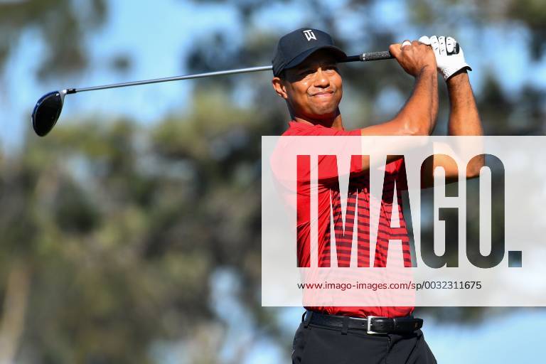 SAN DIEGO, CA - JANUARY 28: Tiger Woods hits from the 5th hole tee on the South Course during the final round of the Farmers Insurance Open golf tournament at Torrey Pines Municipal Golf Course on January 28, 2018. (Photo by Brian Rothmuller Icon Sportswire) GOLF: JAN 28 PGA Golf Herren - Farmers Insurance Open Icon180128080