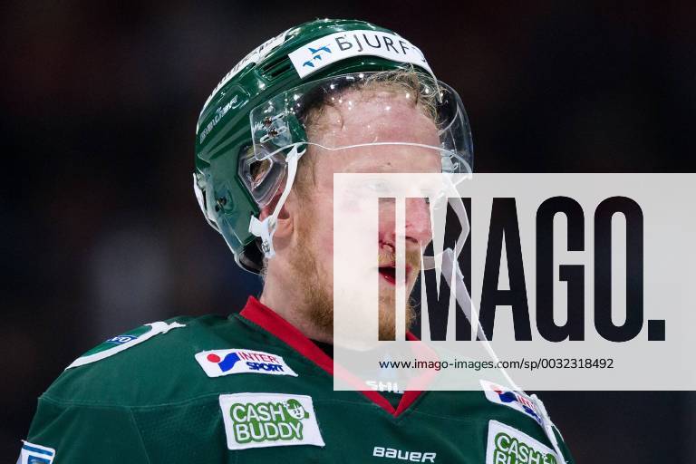 - SPORT 180130 Frölundas Simon Hjalmarsson lämnar isen med skada i ansiktet under ishockeymatchen i SHL mellan Frölunda och Djurgarden den 30 januari 2018 i Göteborg.