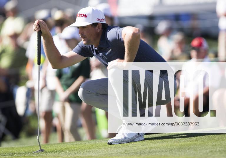 SCOTTSDALE, AZ - FEBRUARY 01: Keegan Bradley sets up for a putt during the Waste Management Phoenix Open on February 1, 2017 at TPC Scottsdale in Scottsdale, AZ(Photo by Adam Bow Icon Sportswire) GOLF: FEB 01 PGA Golf Herren - Waste Management Phoenix Open Icon1802010204