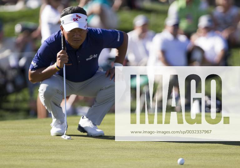 SCOTTSDALE, AZ - FEBRUARY 01: K.J. Choi sets up for a putt during the Waste Management Phoenix Open on February 1, 2017 at TPC Scottsdale in Scottsdale, AZ(Photo by Adam Bow Icon Sportswire) GOLF: FEB 01 PGA Golf Herren - Waste Management Phoenix Open Icon1802010853