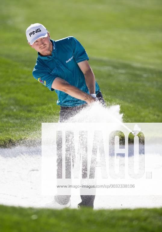 ISCOTTSDALE, AZ - FEBRUARY 01: Mackenzie Hughes hits from the bunker during the Waste Management Phoenix Open on February 1, 2017 at TPC Scottsdale in Scottsdale, AZ(Photo by Adam Bow Icon Sportswire) GOLF: FEB 01 PGA Golf Herren - Waste Management Phoenix Open Icon1802010137