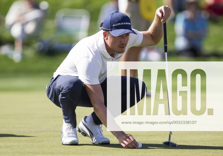 SCOTTSDALE, AZ - FEBRUARY 01: Jonas Blixt sets up for a putt during the Waste Management Phoenix Open on February 1, 2017 at TPC Scottsdale in Scottsdale, AZ(Photo by Adam Bow Icon Sportswire) GOLF: FEB 01 PGA Golf Herren - Waste Management Phoenix Open Icon1802010152