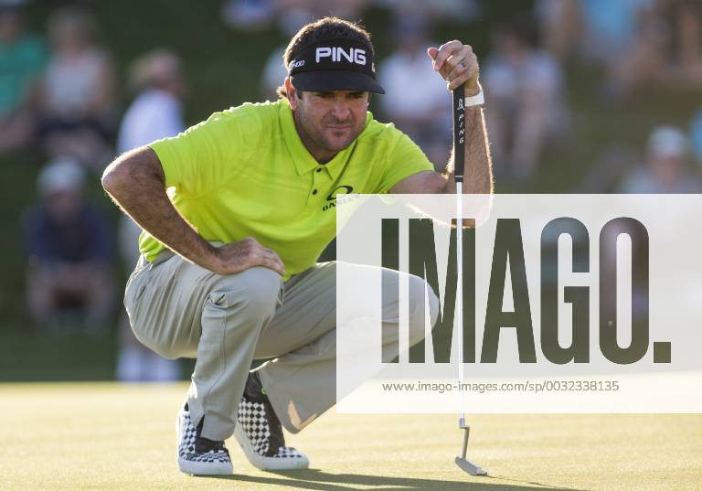 SCOTTSDALE, AZ - FEBRUARY 01: Bubba Watson prepares to putt during the Waste Management Phoenix Open on February 1, 2017 at TPC Scottsdale in Scottsdale, AZ(Photo by Adam Bow Icon Sportswire) GOLF: FEB 01 PGA Golf Herren - Waste Management Phoenix Open Icon1802011055
