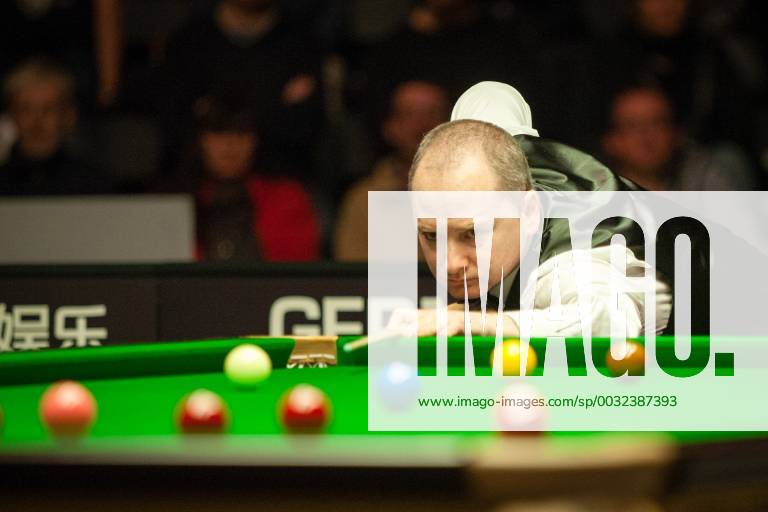 Graeme Dott of Scotland plays a shot to Mark Williams of Wales in their final match during the 2018 D88 German Masters snooker tournament in Berlin, Germany, 4 February 2018. Mark Williams defeated Graeme Dott 9-1. Mark Williams beats Graeme Dott to title 2018 D88 German Masters pbu750331_03