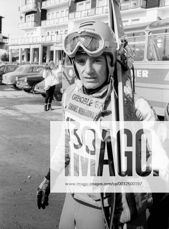 Internationale Skiwoche in Grenoble : Der spätere dreifache Olympiasieger Jean Claude Killy (Frankreich) mit Ski in der Stadt