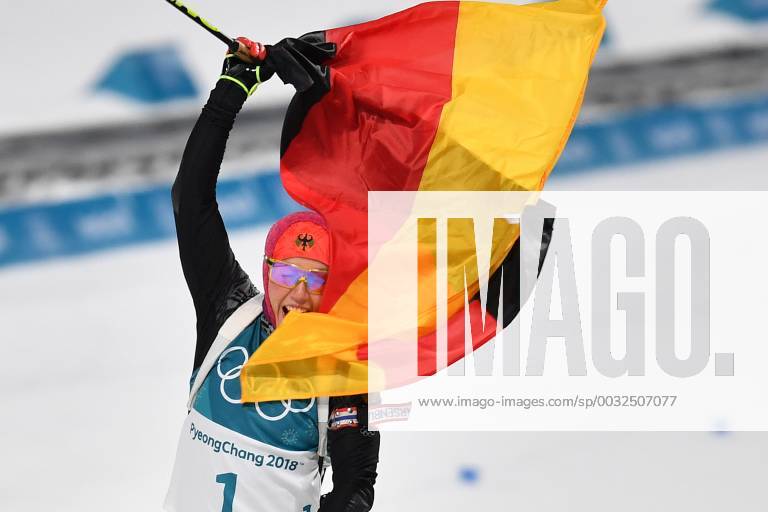 Laura DAHLMEIER (GER) 1. Platz, Goldmedaillengewinnerin, Gold, Goldmedaille, Olympiasiegerin, im Ziel, Zieleinlauf mit der deutschen Flagge, Fahne, Jubel, jubelt, Freude, Begeisterung, Emotion, jubeln, cheers, Aktion Langlauf, Biathlon, Womens s 10 km Pursuit 10 km Verfolgung der Frauen am 12.02.2018. Olympische Winterspiele 2018, vom 09.02. - 25.02.2018 in PyeongChang Suedkorea.