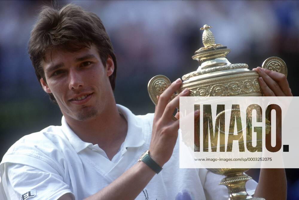 Michael Stich (Deutschland), Wimbledon Sieger 1991, während der Siegerehrung mit dem Pokal Tennis Herren All England Championships 1991, Grand Slam, ATP Tour, Finale Endspiel Vdia Einzelbild Wimbledon London Freude, Tennis Herren All England Championships 1991, Grand Slam, ATP Tour, Finale Endspiel Vdia Einzelbild Wimbledon London Freude,