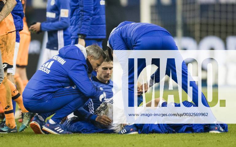 - SPORT Gelsenkirchen, 17.02.2018 Leon Goretzka (S04) wird nach Spielende behandelt FC Schalke 04 - TSG 1899 Hoffenheim