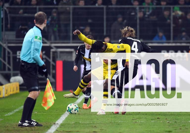 Fussball 1.Bundesliga, Borussia Moenchengladbach - Borussia Dortmund, v.l. Michy Batshuayi (Borussia Dortmund), Jannik Vestergaard (Borussia Mönchengladbach) Moenchengladbach