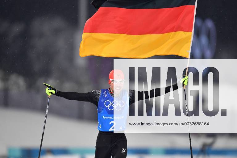 Schlusslaeufer Johannes RYDZEK (GER) laeuft mit der Deutschland Fahne, Flagge ins Ziel, im Ziel, Zielankunft, Aktion, 1. Platz, Olympiasieger, Sieger, Gewinner, winner, Olympic Champion, Jubel, jubelt, Freude, Begeisterung, Emotion, jubeln, cheers, Nordic Combined Team Gundersen LH 4x5 km, Nordische Kombination,Teamstaffel, Alpensia Ski Cross Centre, Olympische Winterspiele 2018, vom 09.02. - 25.02.2018 in PyeongChang Suedkorea.