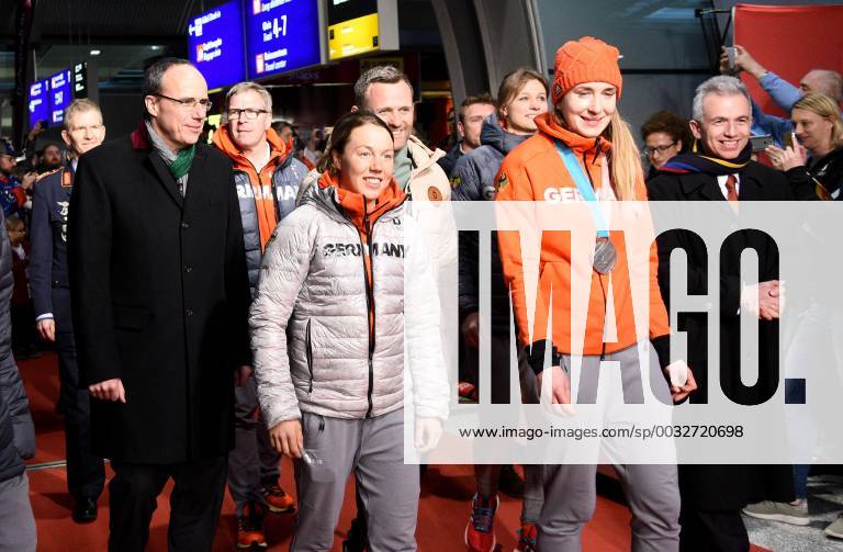 Wintersport, DOSB Empfang am Frankfurt Flughafen der Olympioniken 2018,, emonline, v.l. Peter Beuth (CDU Staatsminister Minister Hessischer Minister des Innern und für Abgeordneter im Hessischen Landtag), Laura Dahlmeier, Oberbuergermeister Peter Feldmann (Frankfurt am Main SPD) Frankfurt am Main