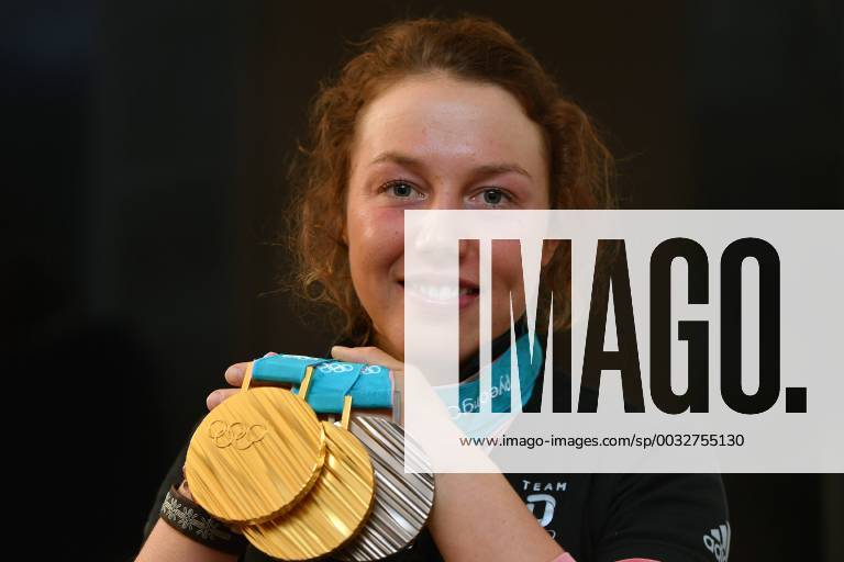 Doppelolympiasiegerin Laura DAHLMEIER (GER) mit ihren Medaillen,die sie bei den Olympischen Winterspielen 2018 in PyeongChang Suedkorea gewonnen hat, DSV Pressetermin mit Laura DAHLMEIER am 02.03.2018, Biathlon.