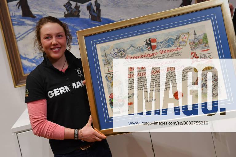 Biathletin Laura DAHLMEIER zur Ehrenbuergerin von Garmisch Partenkirchen ernannt Doppelolympiasiegerin Laura DAHLMEIER (GER) mit der Ehrenurkunde der Stadt Garmisch Partenkirchen, Am 02.03.2018, Biathlon.