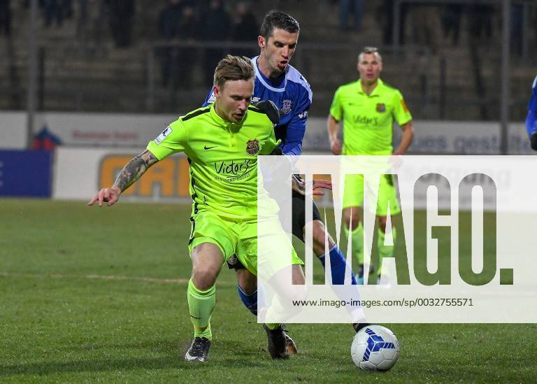Fussball Regionalliga Suedwest, FSV Frankfurt - 1.FC Saarbrücken v.l. Manuel Zeitz (1.FC Saarbruecken), Vito Plut (FSV Frankfurt) Frankfurt Hessen Deutschland