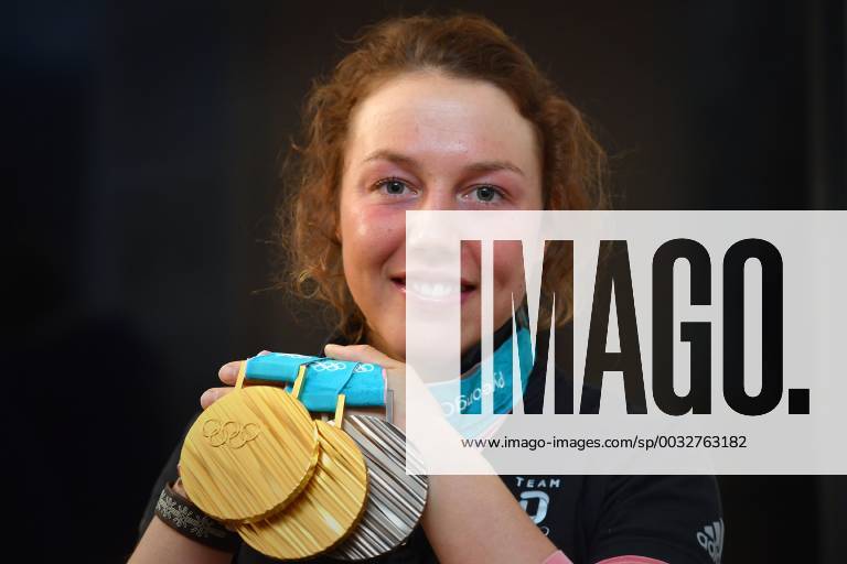 Doppelolympiasiegerin Laura DAHLMEIER (GER) mit ihren Medaillen,die sie bei den Olympischen Winterspielen 2018 in PyeongChang Suedkorea gewonnen hat, DSV Pressetermin mit Laura DAHLMEIER am 02.03.2018, Biathlon.