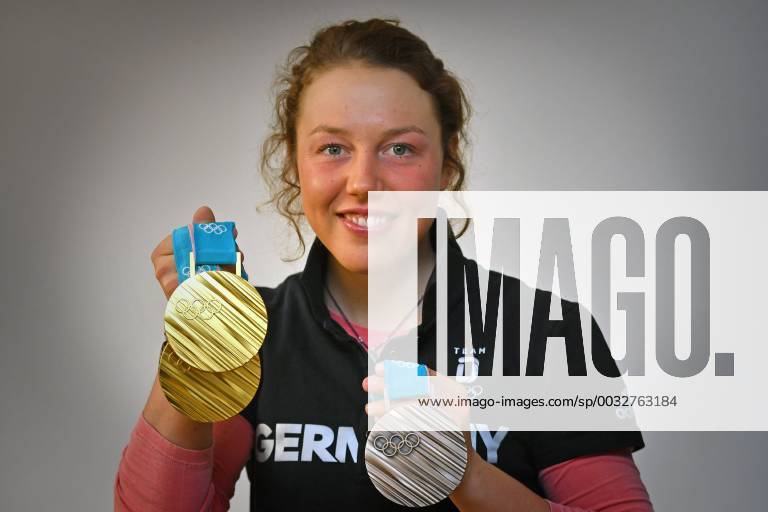 Doppelolympiasiegerin Laura DAHLMEIER (GER) mit ihren Medaillen,die sie bei den Olympischen Winterspielen 2018 in PyeongChang Suedkorea gewonnen hat, DSV Pressetermin mit Laura DAHLMEIER am 02.03.2018, Biathlon.