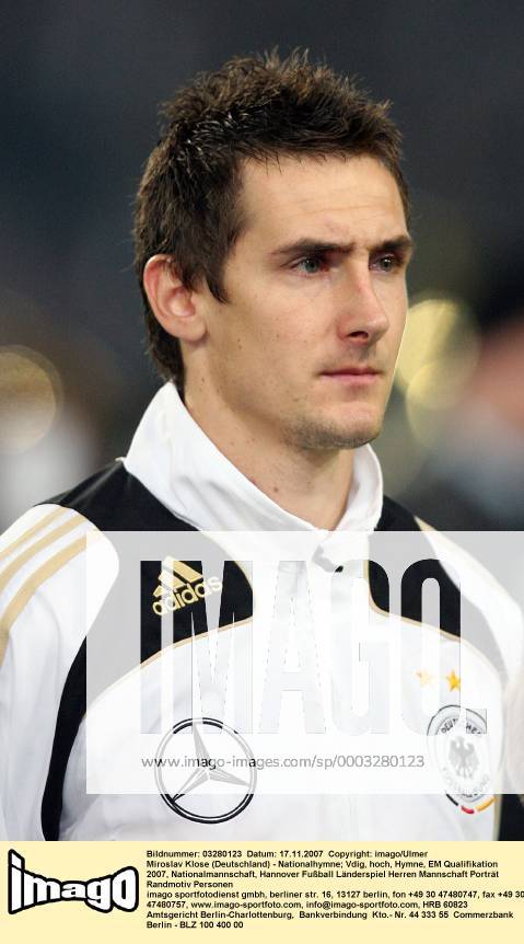 Miroslav Klose (Deutschland) - Nationalhymne Fußball Länderspiel Herren EM Qualifikation 2007, Nationalmannschaft, Porträt Hannover Fußball Länderspiel Herren EM Qualifikation 2007, Nationalmannschaft, Porträt Hannover