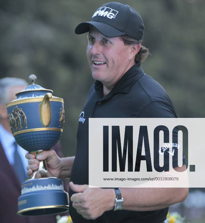 US golfer Phil Mickelson holds the Cup during the final of the World Golf Championship Mexico, at the Golf Club Chapultepec, in Mexico City, Mexico, 4 March 2018. World Golf Championship Mexico !ACHTUNG: NUR REDAKTIONELLE NUTZUNG!