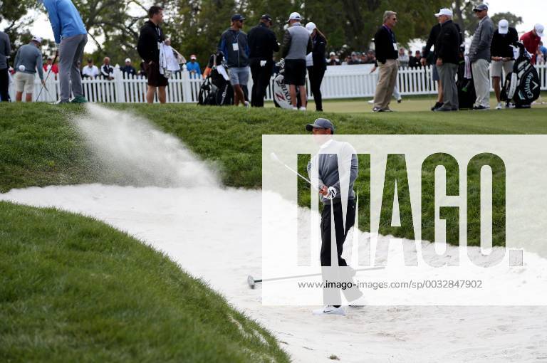 Palm Harbor, Florida, U.S. - DOUGLAS R. CLIFFORD Times .Tiger Woods works out at the practice green moments before driving the first tee while playing the Copperhead Course on Thursday (3 8 18) during the first round of the Valspar Championship at the Innisbrook Golf and Spa Resort in Palm Harbor. Florida News - March 8, 2018 - ZUMAs70_ 82203486st