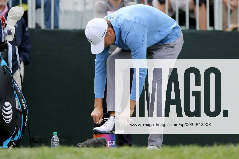 Palm Harbor, Florida, U.S. - DOUGLAS R. CLIFFORD Times .Jordan Spieth ties one of his shoes on the first hole while playing the Copperhead Course on Thursday (3 8 18) during the first round of the Valspar Championship at the Innisbrook Golf and Spa Resort in Palm Harbor. Florida News - March 8, 2018 - ZUMAs70_ 82203494st