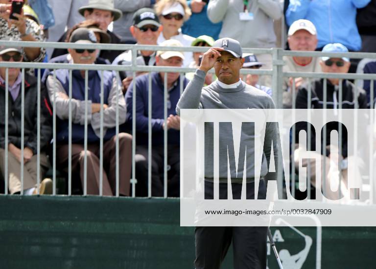 Palm Harbor, Florida, U.S. - DOUGLAS R. CLIFFORD Times .Tiger Woods acknowledges the crowd at the first tee while playing the Copperhead Course on Thursday (3 8 18) during the first round of the Valspar Championship at the Innisbrook Golf and Spa Resort in Palm Harbor. Florida News - March 8, 2018 - ZUMAs70_ 82203497st