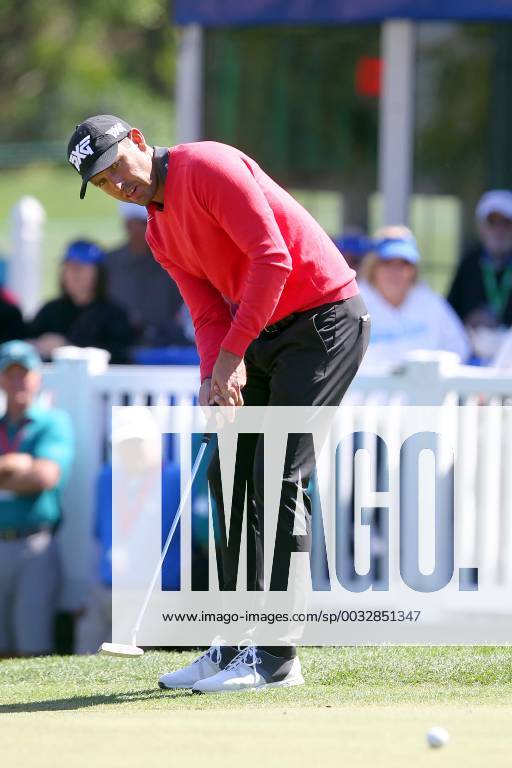 PALM HARBOR, FL - MARCH 08: Charl Schwartzel putts from off the green during the first round of the Valspar Championship on March 08, 2018, at Westin Innisbrook-Copperhead Course in Palm Harbor, FL. (Photo by Cliff Welch Icon Sportswire) GOLF: MAR 08 PGA Golf Herren - Valspar Championship Icon3571803081511