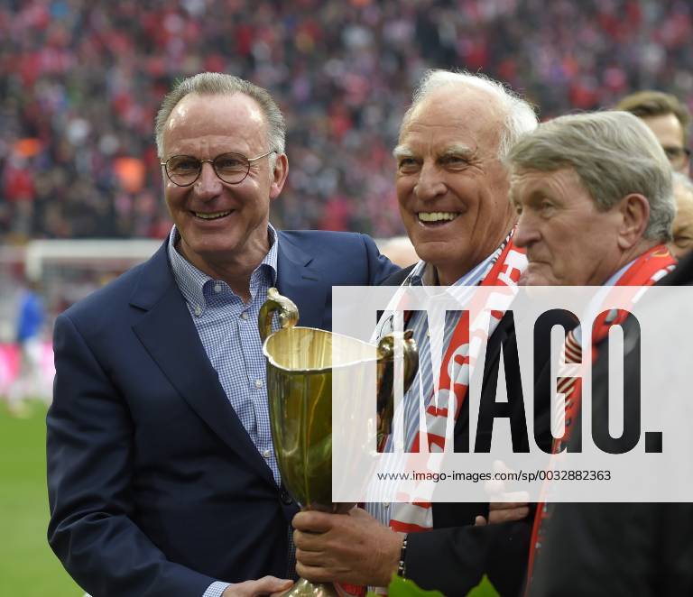 - SPORT 10.03.2018, Fussball 1.Liga 2017 2018, 26.Spieltag, FC Bayern München - Hamburger SV, in der Allianz Arena München. v.l. Vorstandsvorsitzender Karl-Heinz Rummenigge (FC Bayern München) und Bulle Franz Roth (Deutschland).