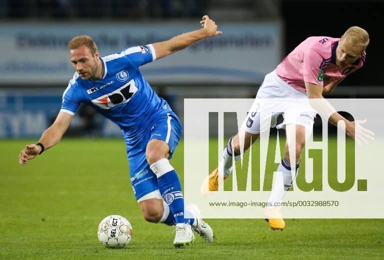 - GENT, BELGIUM: Gent s Laurent Depoitre and Anderlecht s Olivier Deschacht fight for the ball during the Jupiler Pro League match between KAA Gent and RSC Anderlecht, Thursday 30 April 2015 in Gent, on the fifth day of the Play-off 1. VIRGINIExLEFOUR x80473881x