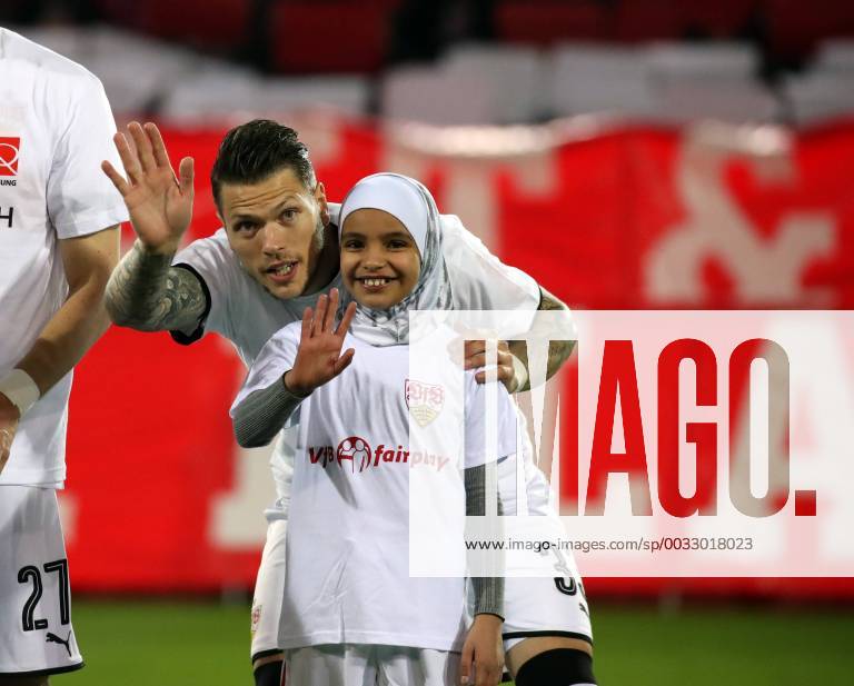- SPORT SC Freiburg - VfB Stuttgart Deutschland, Freiburg, 16.03.2018, Fussball, Bundesliga, Saison 2017 2018, 27. Spieltag, SC Freiburg - VfB Stuttgart: Daniel Ginczek (VfB Stuttgart).