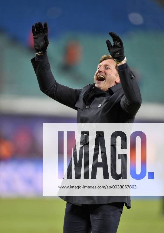 - SPORT 18.03.2018, Fussball 1.Liga 2017 2018, 27.Spieltag, RB Leipzig - FC Bayern München, in der Red Bull Arena Leipzig. Trainer Ralph Hasenhüttl (RB Leipzig) jubelt.