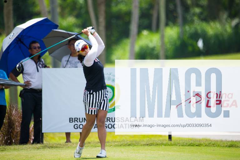 South Korean golfer Hong Ran competes in the Brunei Ladies Open golf tournament during the 2018 China LPGA Golf Damen Tour in Brunei, 19 March 2018. Hong Ran earned her first victory since 2010 on Monday (19 March 2018) when the South Korean golfer won the inaugural Brunei Ladies Open title after going wire-to-wire for a five stroke win. The 31-year-old closed with a bogey-free round of seven-under 64, the same score she posted in the opening round, to finish on 18-under par for the tournament. Her fourth career win was worth KRW140 million (US$130,774). Hong s compatriots Choi Ka-ram (64), Ji Han-sol (66) Han Jin-seon (68) and Jang Eun-soo (68) were equal runners-up at the Empire Hotel and Country Club course. The KRW700 million tournament was sanctioned by the China LPGA Tour, the Brunei Darussalam Golf Association and the LPGA of South Korea Tour (KLPGA). Hong goes wire-to-wire for Brunei win pbu771107_11