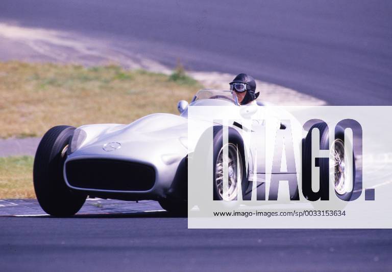 Der Silberpfeil Mercedes-Benz W 196 R war ein Formel-1-Rennwagen der Saison 1954 + 1955 Nneben der Ausführung mit freistehenden Rädern für kurvenreiche Rennstrecken gab es auch eine Variante mit Stromlinienverkleidung für Hochgeschwindikeitsstrecken bekannt durch das Wunder vin Reims mit einem Doppelsie 9 Jahre nach dem Weltkrieg und am gleichen Tag wie dem Wunder von Bern der hier abgebildete W196 mit freistehenden Rädern war dennoch die erfolgreichere Ausführung denn mit dem W 196 wurde Juan Manuel Fangio in 1954 + 1955 Weltmeister weitere Fahrer neben Fangio waren Stirling Moss und Hans Herrmann ein W 196 wurde 2013 versteigert und brachte 22,67 Mio Euro DAS BILD ENTSTAND AM 16.08.1986 BEI EINER DEMONSTRATIONSFAHRT MIT FANGIO AM STEUER AUF DEM NÜRBURGRING im Rahmen des Oldtimer-Grand-Prix