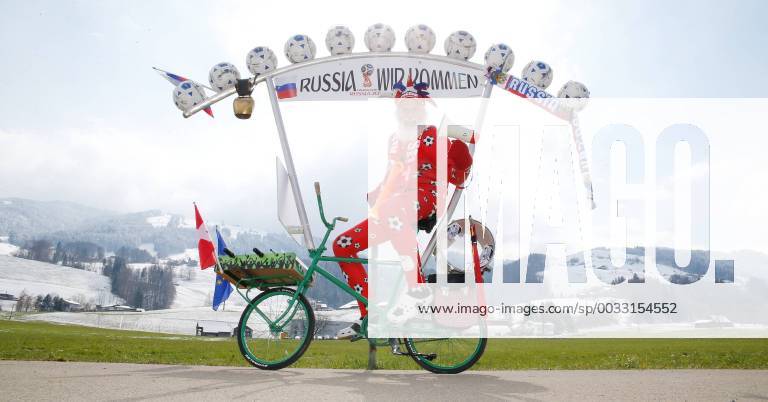 - SPORT 21.03.2018 Galgenen SZ , SCHWEIZ , Tourteufel Didi Senft zu Gast in der Schweiz mit seiner neuen Fahrradkonstruktion für die Fussball WM 2018 in Russland