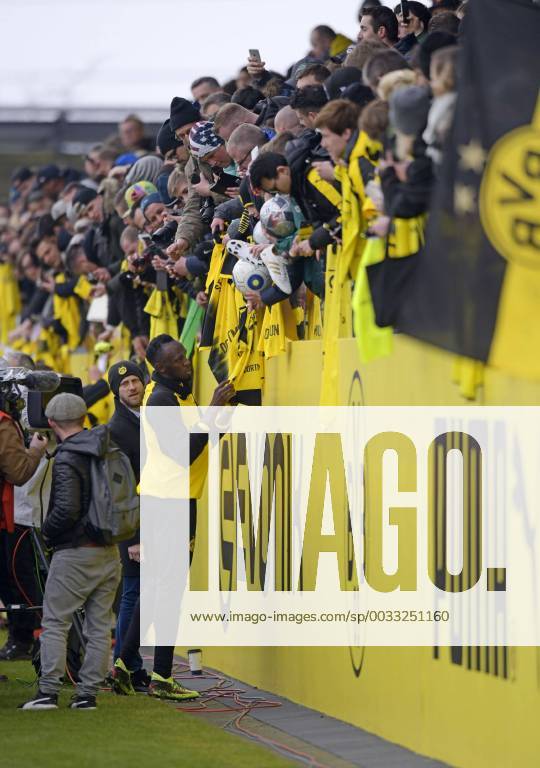 - SPORT 23.03.2018, Fussball 1.Liga 2017 2018, Borussia Dortmund, Leichtathletik Star Usain Bolt (Jamaika) trainiert bei den Profis von Dortmund mit. Danach gibt er den fans Autogramme.