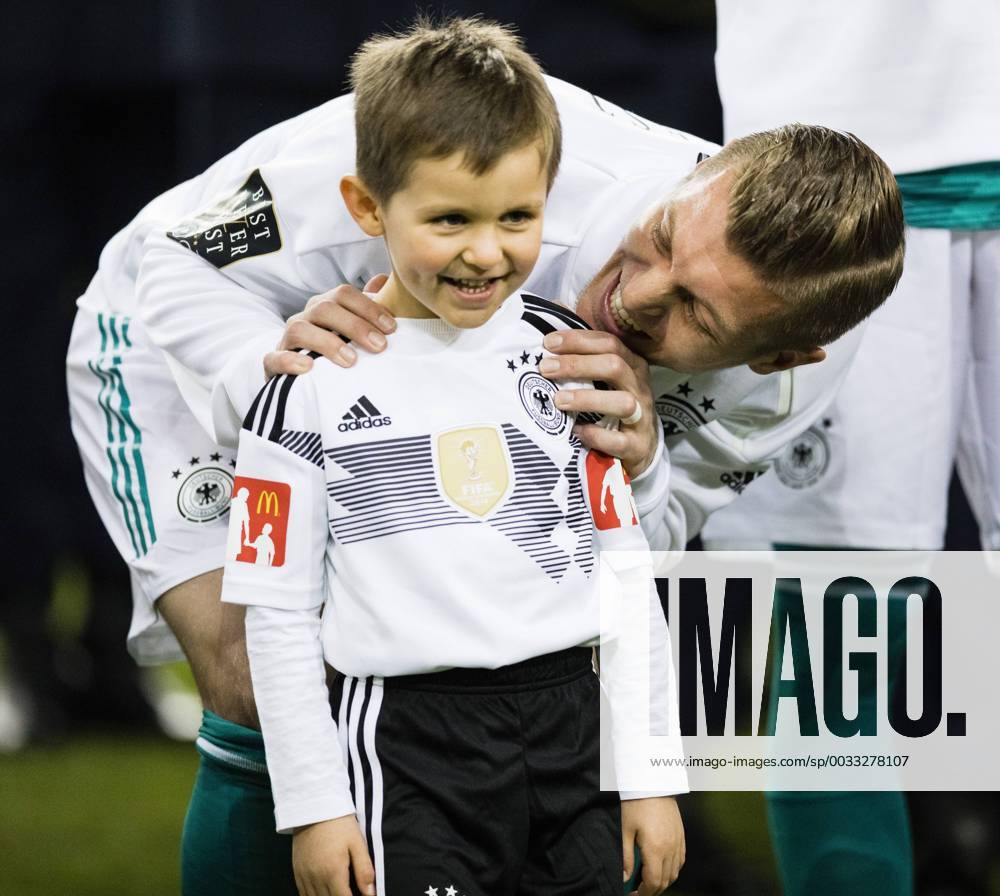 - SPORT Düsseldorf, 23.03.2018 Toni Kroos (Deutschland) mit seinem Sohn Leon Deutschland - Spanien