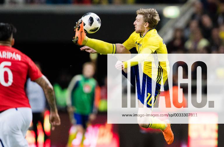 - SPORT 180324 Sveriges Emil Forsberg tar ner bollen under träningslandskampen i fotboll mellan Sverige och Chile den 24 mars 2018 i Stockholm.