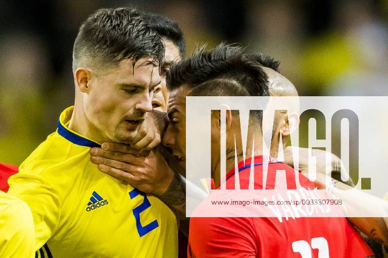- SPORT 180324 Sveriges Mikael Lustig och Chiles Eduardo Vargas under träningslandskampen i fotboll mellan Sverige och Chile den 24 mars 2018 i Stockholm. Photo: Joel Marklund BILDBYRAN kod JM 87663