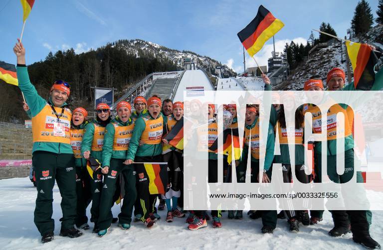 - SPORT GER, FIS Ski jumping Skispringen Ski nordisch World Cup Ladies 25.03.2018, Audi Arena, Oberstdorf, GER, FIS Ski Jumping World Cup Ladies, im Bild deutsches Team mit Pokal der Nationenwertung, in der Bildmitte Katharina Althaus (GER, 47) (mit Pokal) und Bundestrainer Andreas Bauer