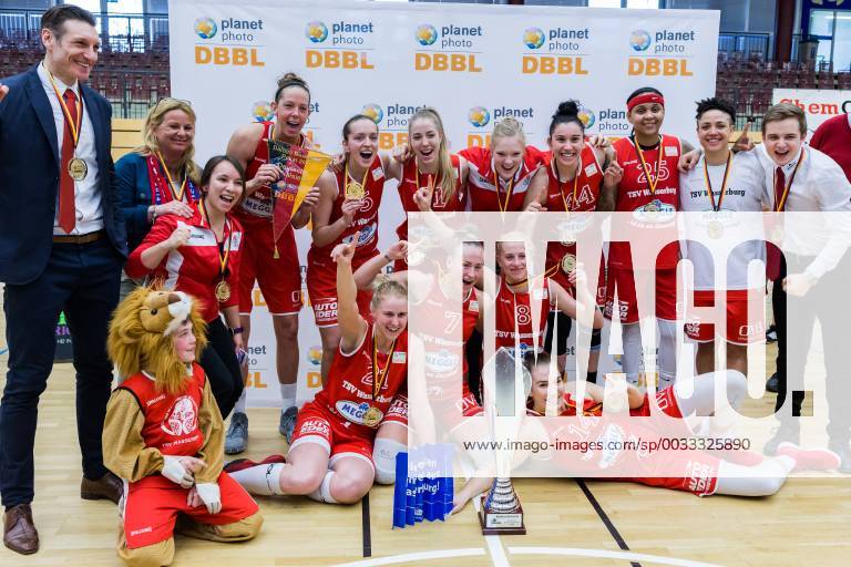 - SPORT Siegerfoto; Sieger, Erstplatzierter, Goldmedaille, gold medal TSV 1880 Wasserburg, Basketball, DBBL-Pokal, FinalFour, TSV 1880 Wasserburg-Rutronik Stars Keltern,