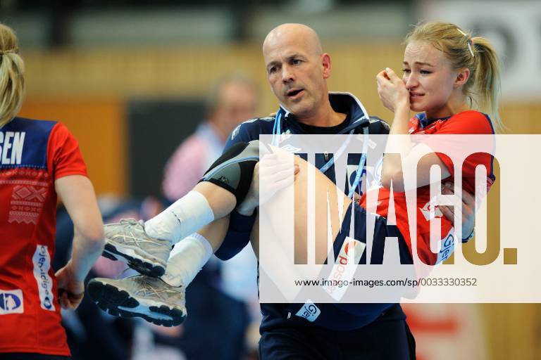 - SPORT Handball , Kvinner , EM-Kvalifisering , Kvalifisering til EM , 25.03.2018 , 20180325 Norge - Kroatia Norges Stine Bredal Oftedal matte hjelpes av banen med en skade i f¿rste omgang. Pa bildet reagerer Oftedal mens hun b¾res av banen av et medlem av Norges st¿tteapparat. Foto: Sjur St¿len Digitalsport