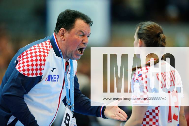 - SPORT Handball , Kvinner , EM-Kvalifisering , Kvalifisering til EM , 25.03.2018 , 20180325 Norge - Kroatia Kroatias trener Nenad Sostaric med Stela Posavec Foto: Sjur St¿len Digitalsport