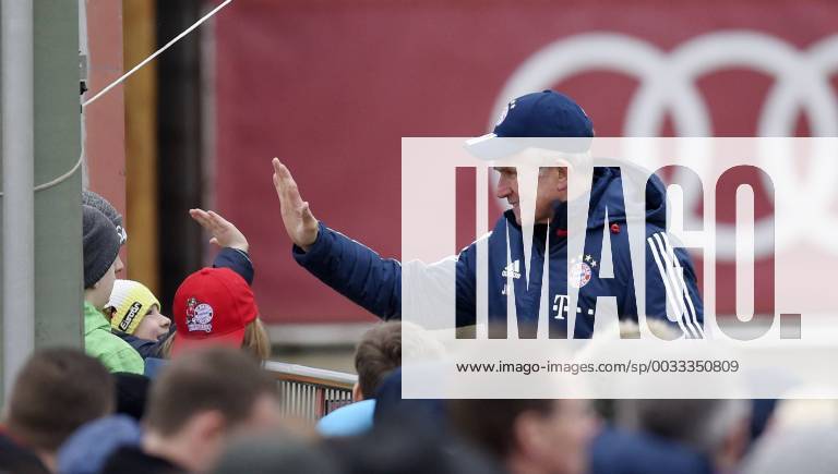 Themen der Woche - SPORT 26.03.2018, Fussball 1.Liga 2017 2018, FC Bayern München Training an der Säbenerstrasse in München. Trainer Jupp Heynckes (FC Bayern München) gibt den Fans am Zaun noch Autogramme und Handschlag für einen kleinen Fan.