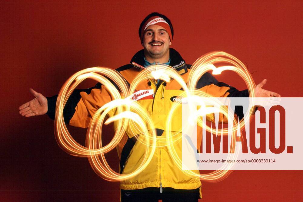 Fotomontage - Georg Hackl (Deutschland) ist die Freude auf die olympischen Winterspiele schon anzusehen Rennrodeln OS Winter Herren Vorschau Olympische Winterspiele 1998, Spiele Rodeln Rennschlitten, Rennschlittensport, Fotoshooting Einzelbild Rennrodeln OS Winter Herren Vorschau Olympische Winterspiele 1998, Spiele Rodeln Rennschlitten, Rennschlittensport, Fotoshooting Einzelbild