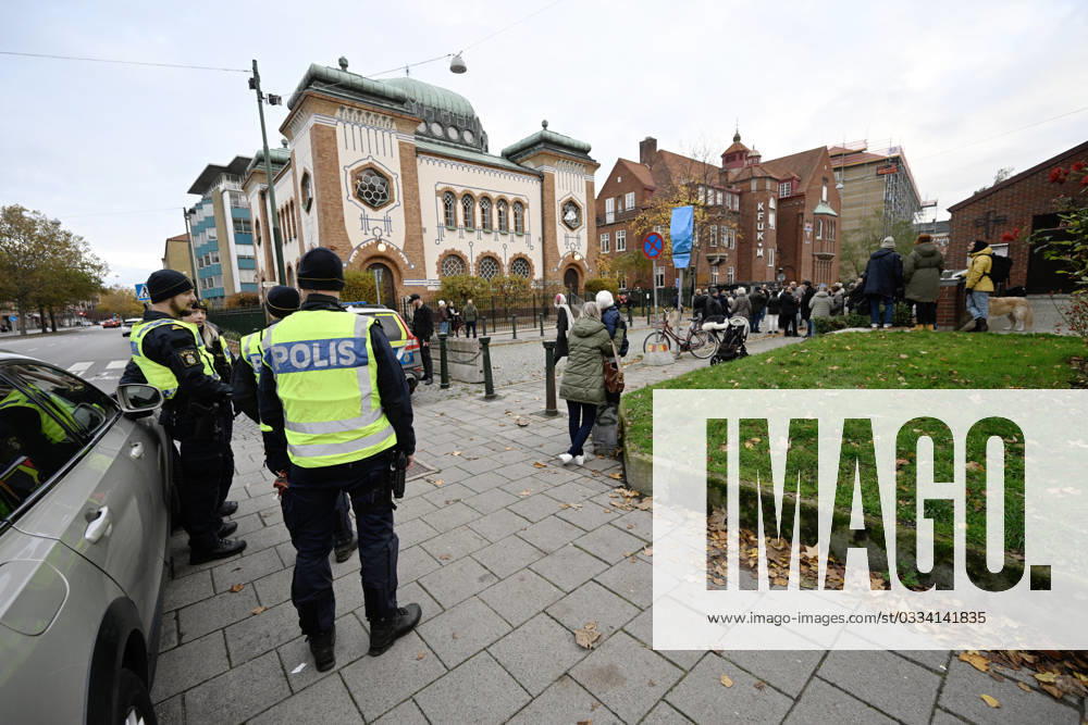 MALMÖ, SWEDEN 20231111 Police at a support demonstration at the Synagogue in Malmö on Saturday MALMÖ SVERIGE