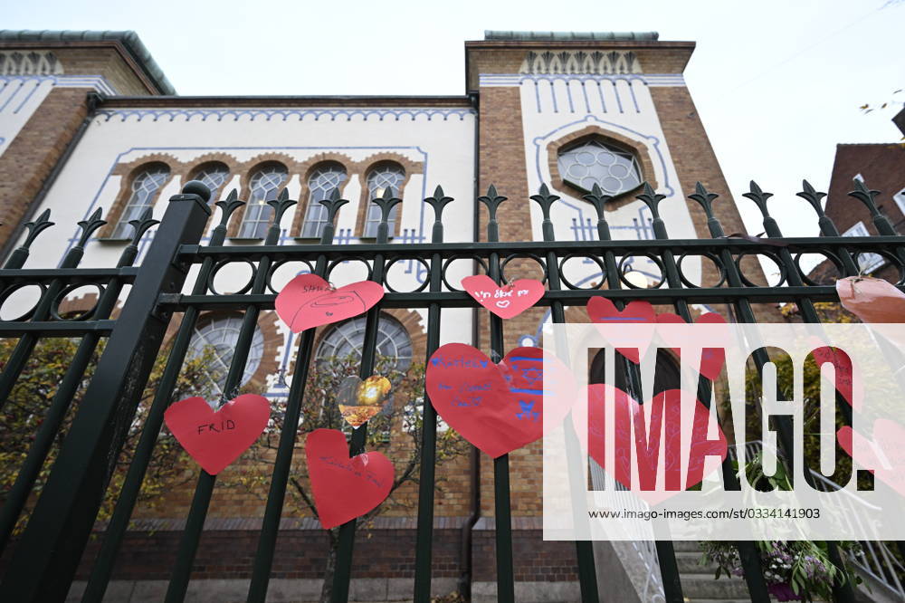 MALMÖ, SWEDEN 20231111 Demonstration of support and hearts on the fence at the Synagogue in Malmö on Saturday MALMÖ SVERIGE