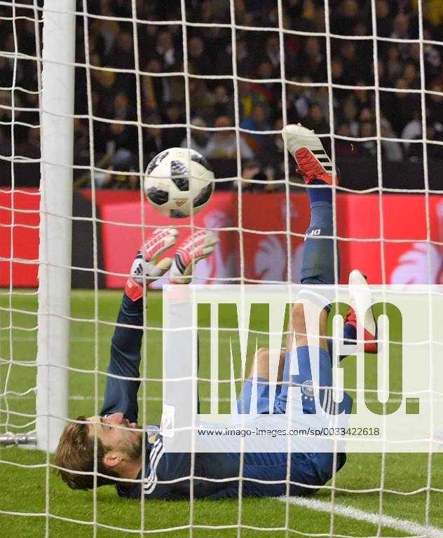 - SPORT 27.03.2018, Fussball Länderspiel, Deutschland - Brasilien, im Olympiastadion Berlin. Torschuss zum 1:0 für Brasilien, Kopfball durch Gabriel Jesus (Brasilien), Torwart Kevin Trapp (li, Deutschland) kann den Ball auf dem rücken liegend nicht mehr abwehren.