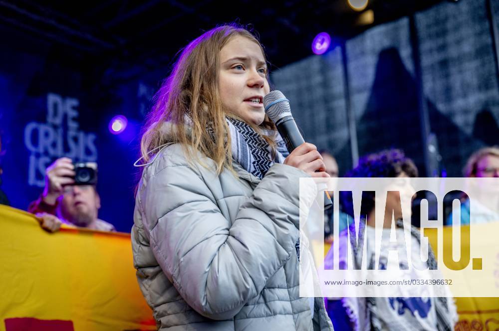 Bilder des Jahres 2023, Entertainment 11 November Entertainment Themen der Woche KW45 AMSTERDAM -Greta Thunberg during a march for climate and justice. The participants want to call on politicians to take measures against problems that the Netherlands faces. They talk about the climate crisis, racism, biodiversity crisis, poverty and the housing crisis. ANP ROBIN UTRECHT netherlands out - belgium out