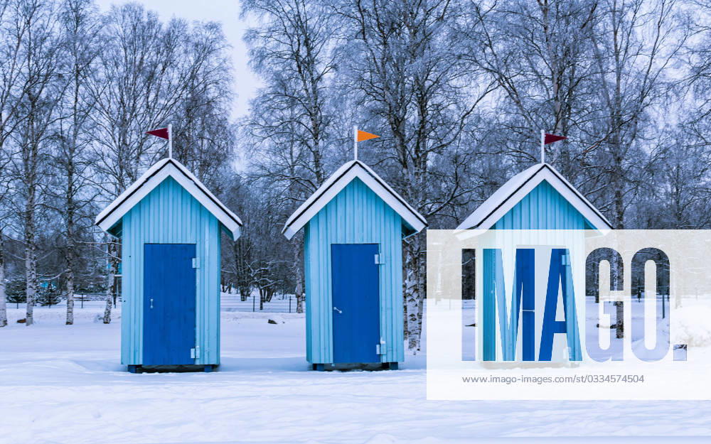 Blue cabanas on the beach for changing clothes, winter beach in Oulu Oulu, North Ostrobothnia, Finland R_PJJZ231112-1283782-01
