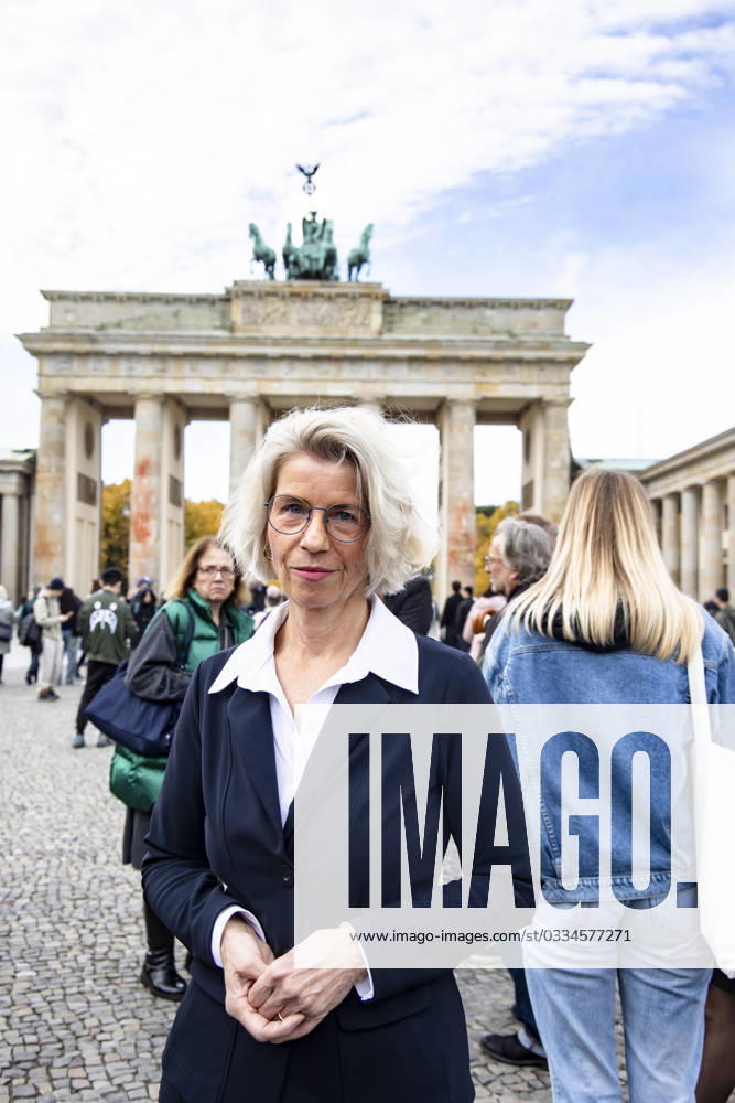 BIM Geschäftsführerin Birgit Möhring vor dem Brandenburger Tor in Berlin am 30. Oktober 2023. Reinigung Brandenburger Tor